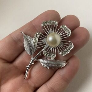 Sarah Coventry Signed Vintage faux Pearl & Crystal Rhinestone Flower Pin Brooch